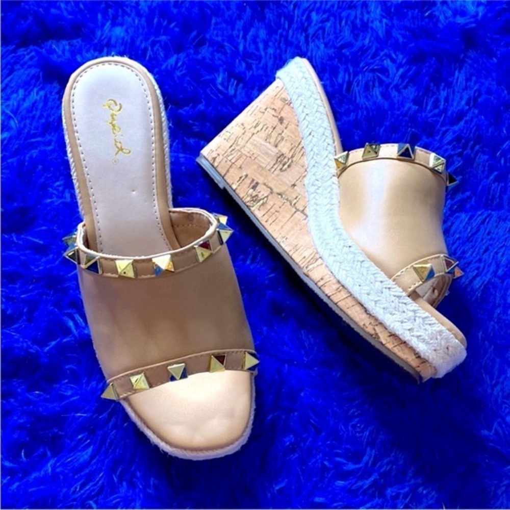 💗 NWOB- Qupid Tan Wedges w/ Spike Accent- Size 6 💗